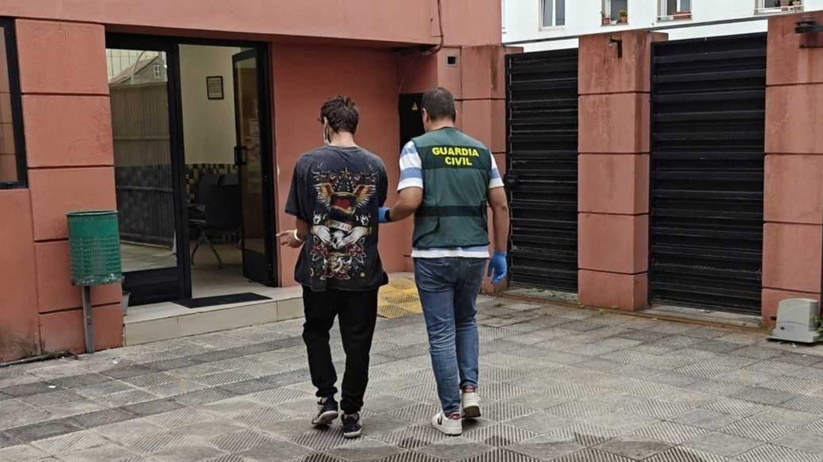 El detenido en Cangas por cortarle el cuello a otro.