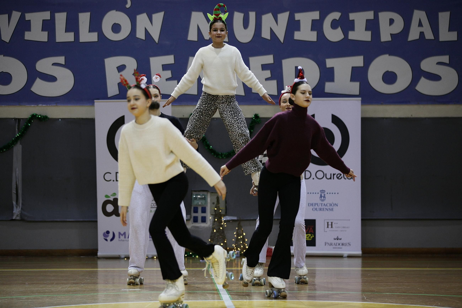 Galería | El patinaje ourensano celebra la Navidad por adelantado