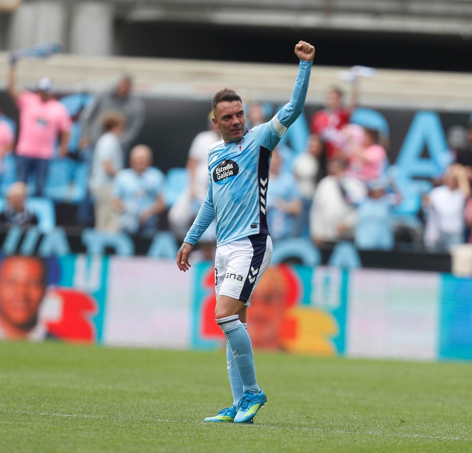 Aspas celebra con la afición el gol.