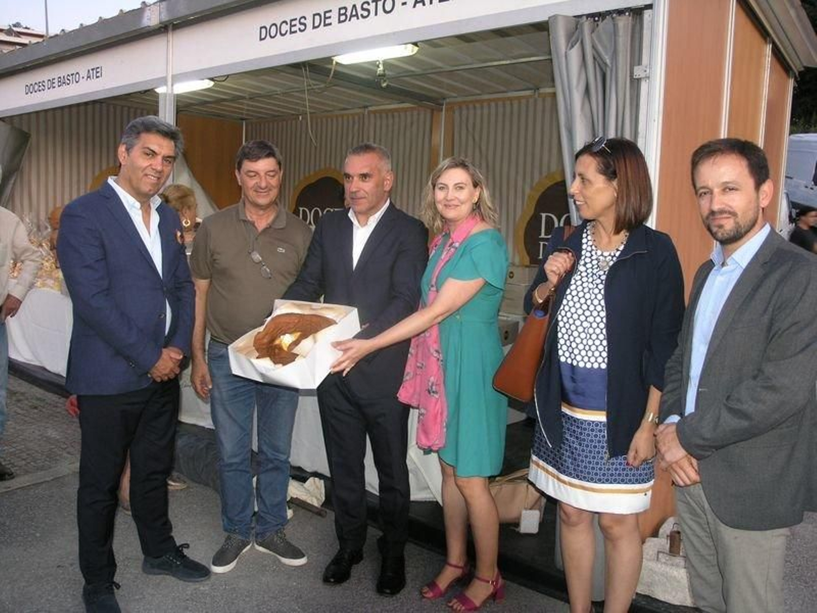 En el centro, Humberto da Costa, presidente de la Cámara Municipal de Mondim de Basto, y Emma González, directora adjunta de Expourense.