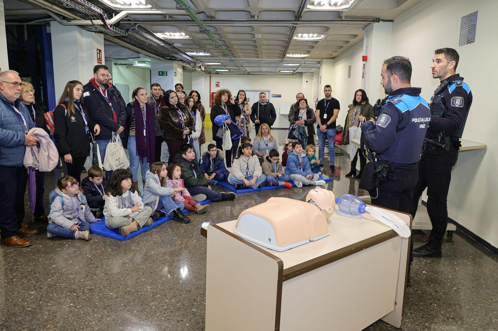 Galería | Niños y mayores descubren el trabajo de la Policía Local de Vigo
