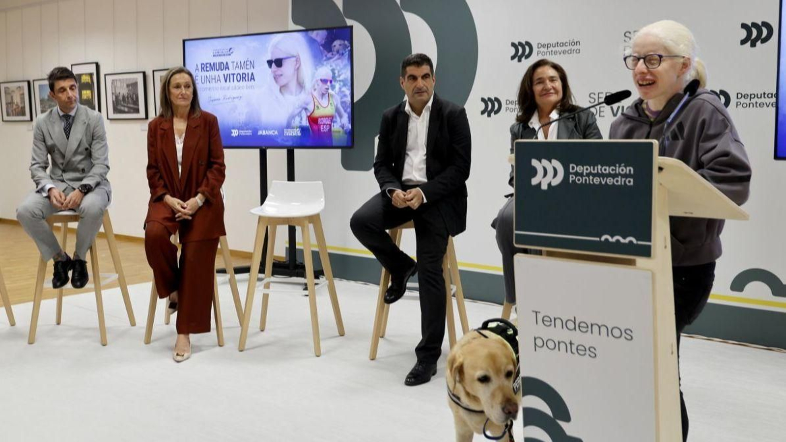 Susana Rodríguez con su perro guía, “Yellow”, en el acto de ayer.