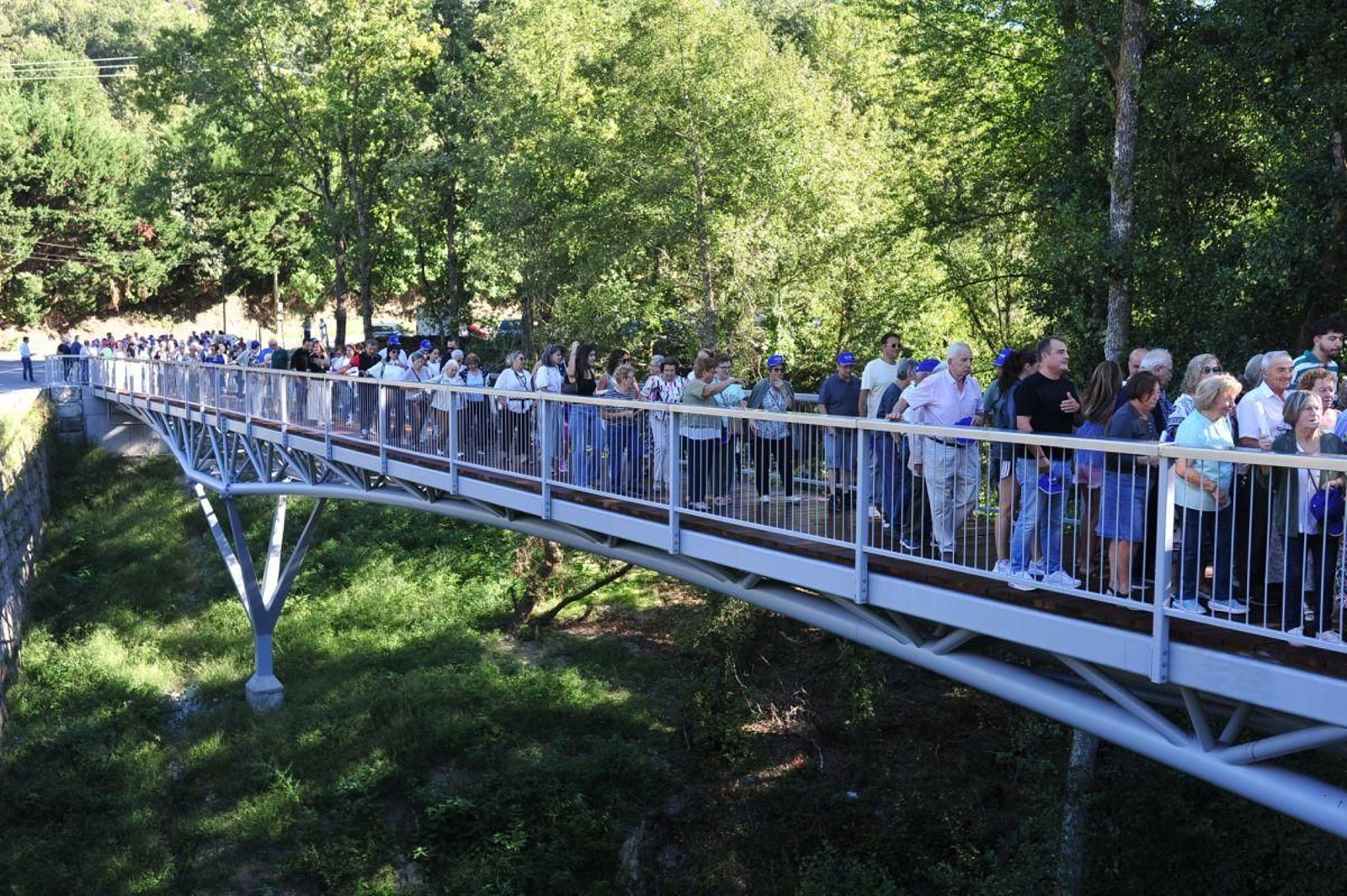 Los vecinos de Cudeiro pasean por la pasarela.