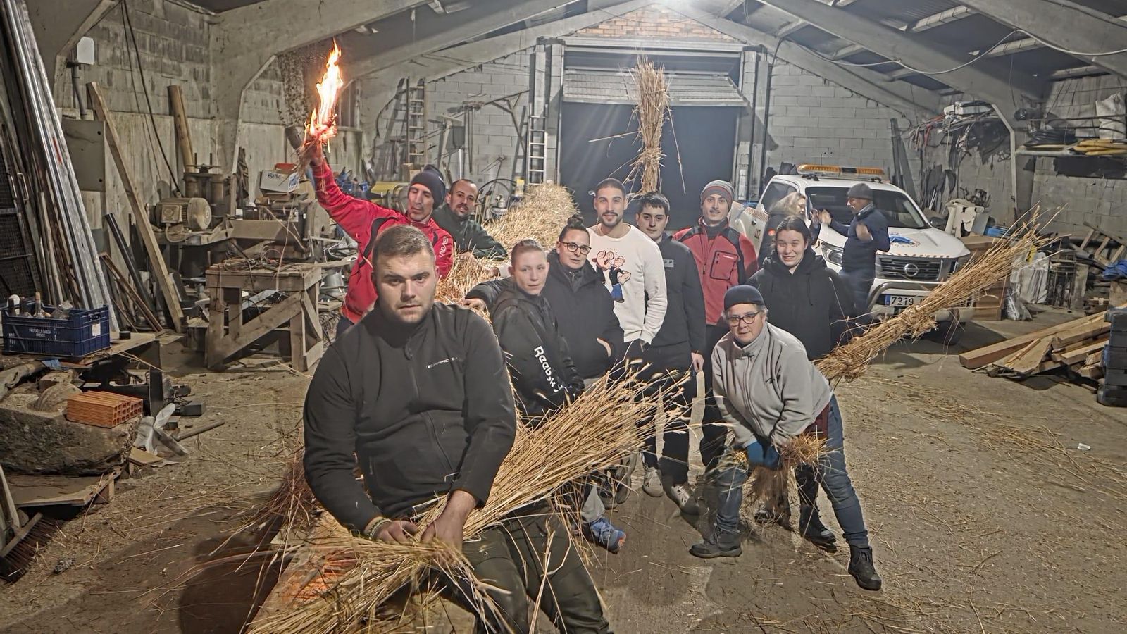 Vecinos de Castro Caldelas trabajan cada tarde noche confeccionando el Gran Fachón que iluminará la procesión.