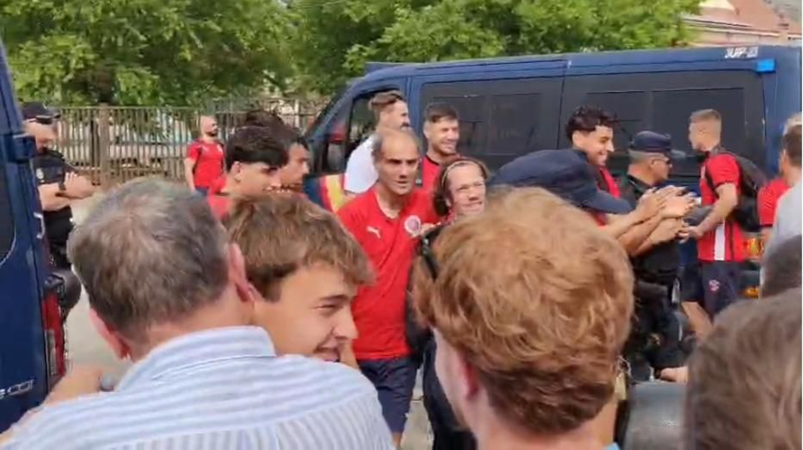 Aficionados y jugadores se saludan antes del importante partido por el ascenso a Primera Federación de la UD Ourense.