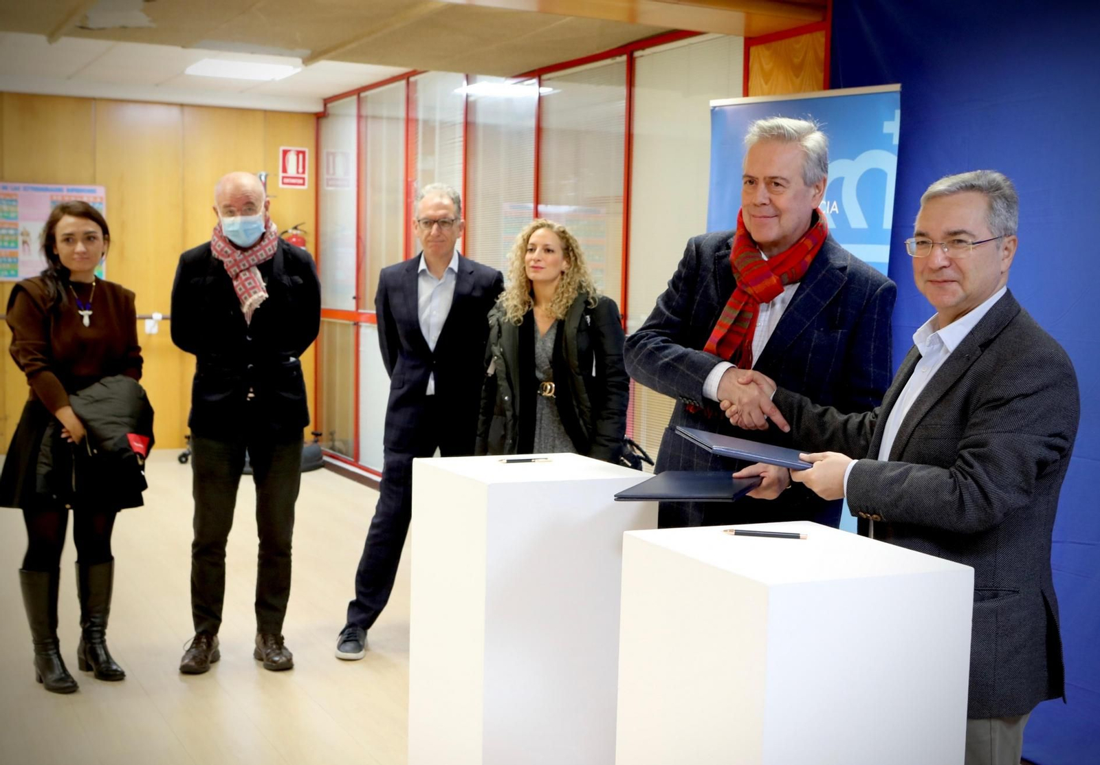 Luis Menor y Antonio Gómez Caamaño firman el acuerdo.