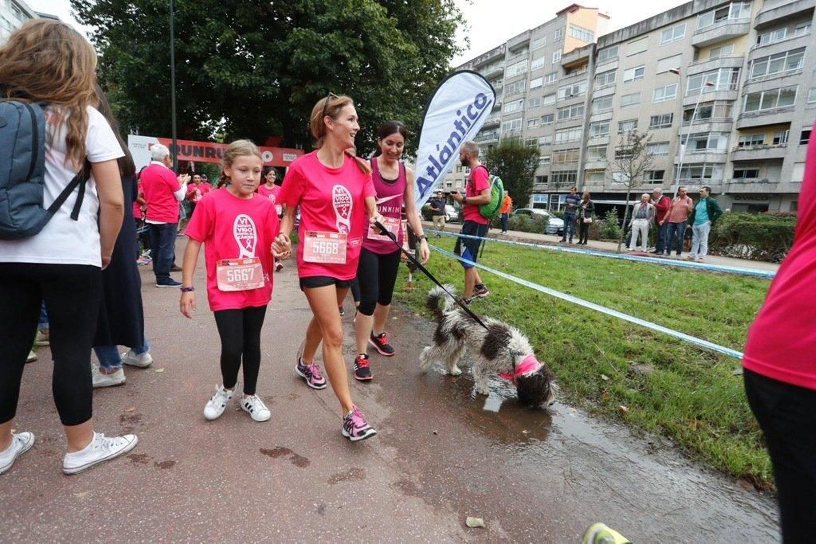 El color rosa abarrotó la Avenida de Castelao - JV Landín 046