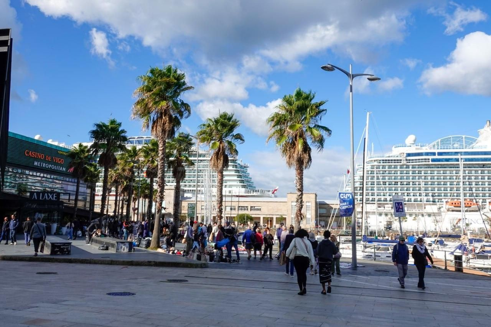 Galería | Dos gigantes del mar cierran el año en el puerto de Vigo