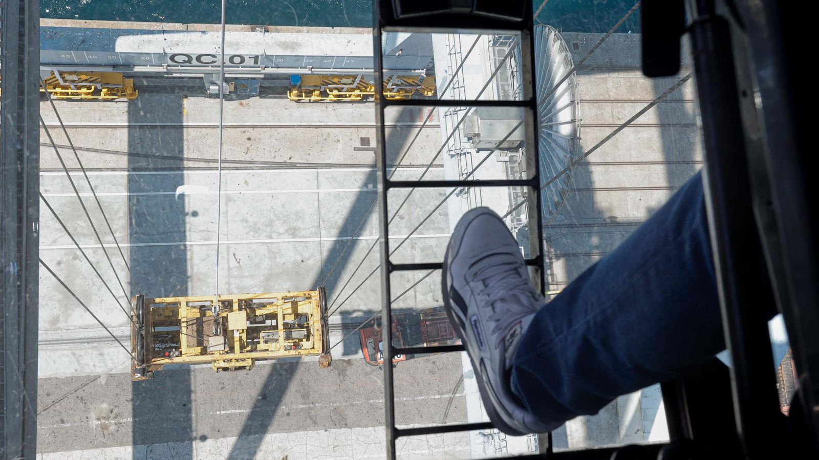 Galería | Una supergrúa de 110 metros se instala en Guixar