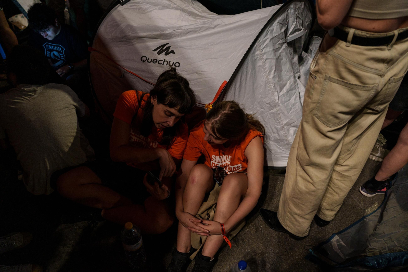 EuropaPress_7803183_centenares_personas_comienzan_acampada_improvisada_puerta_sol_manifestacion