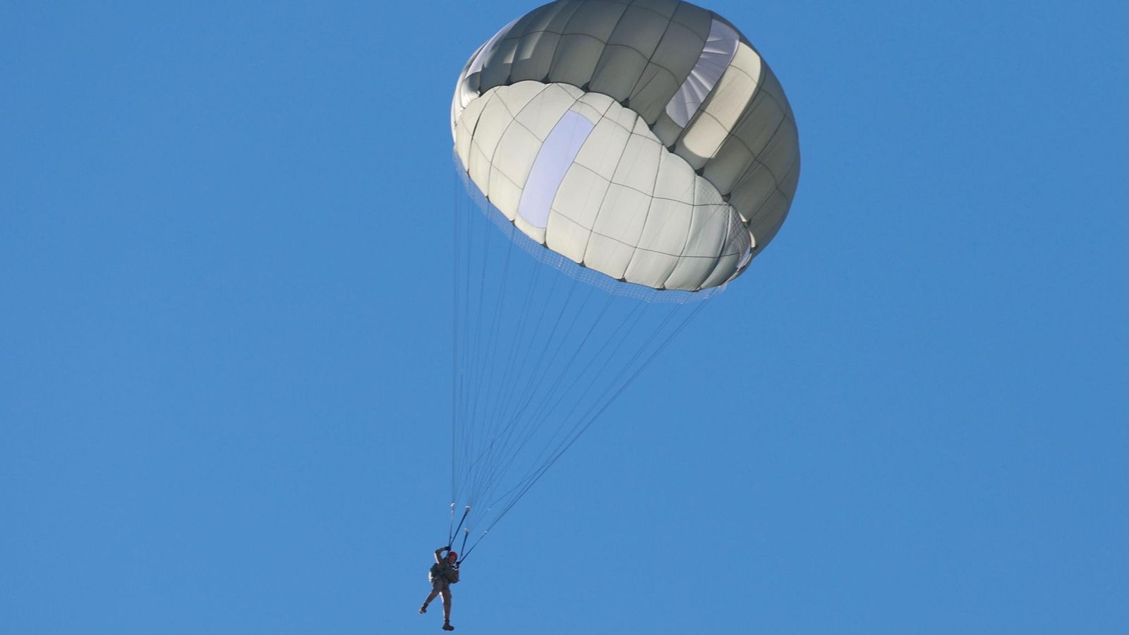 Primer salto en paracaídas de La Princesa Leonor en la Base Aérea de Alcantarilla.