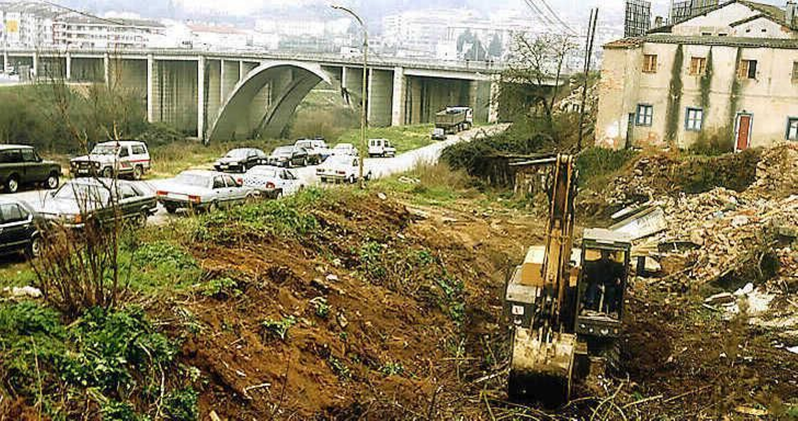 La construcción del emblemático Puente del Milenio hace 25 años cambiaba el skyline de Ourense, en fotos
