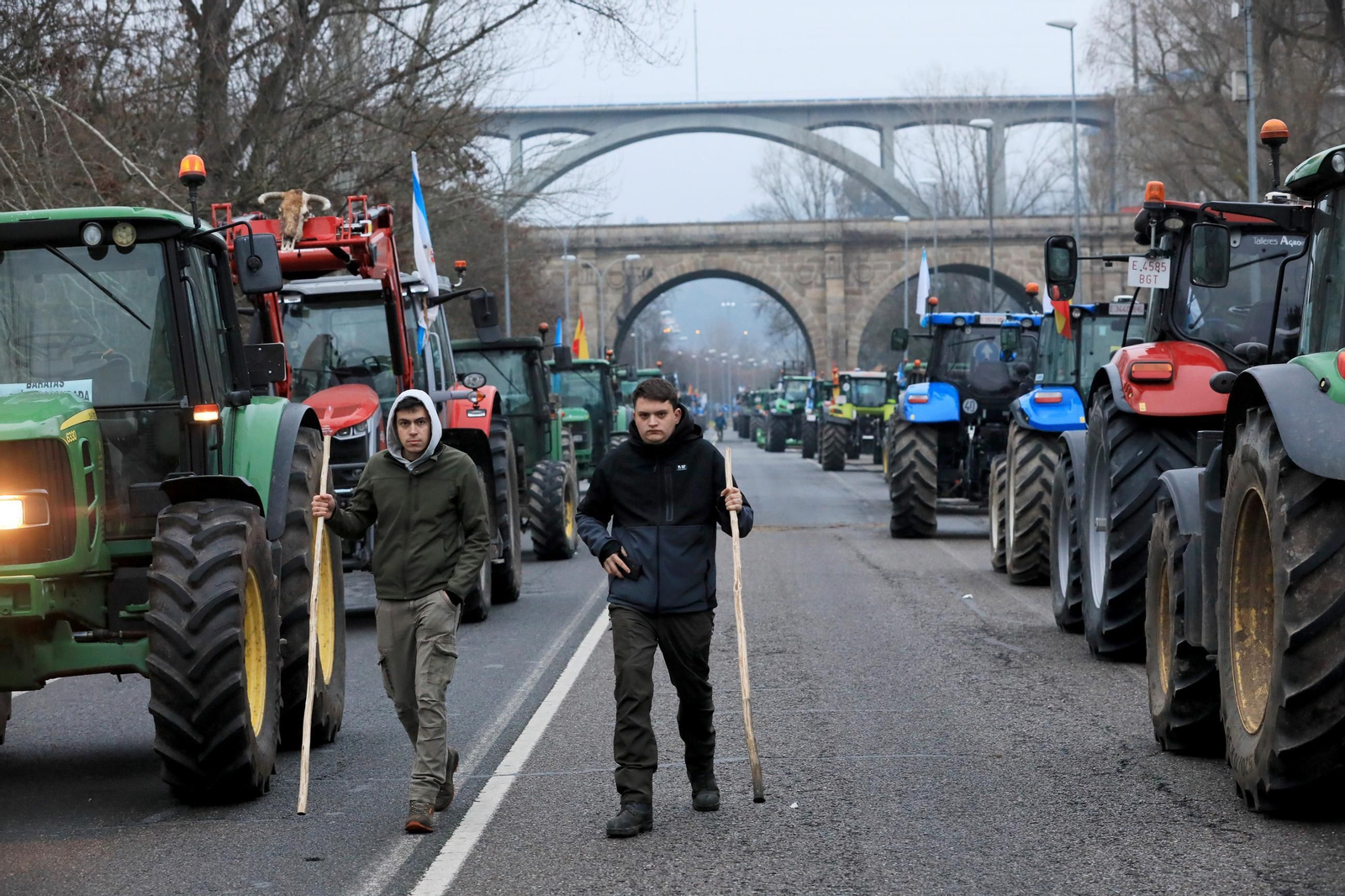 Galería | Largas hileras de tractores bloquean la N-120 en Ourense, en el cuarto fin de semana de protestas