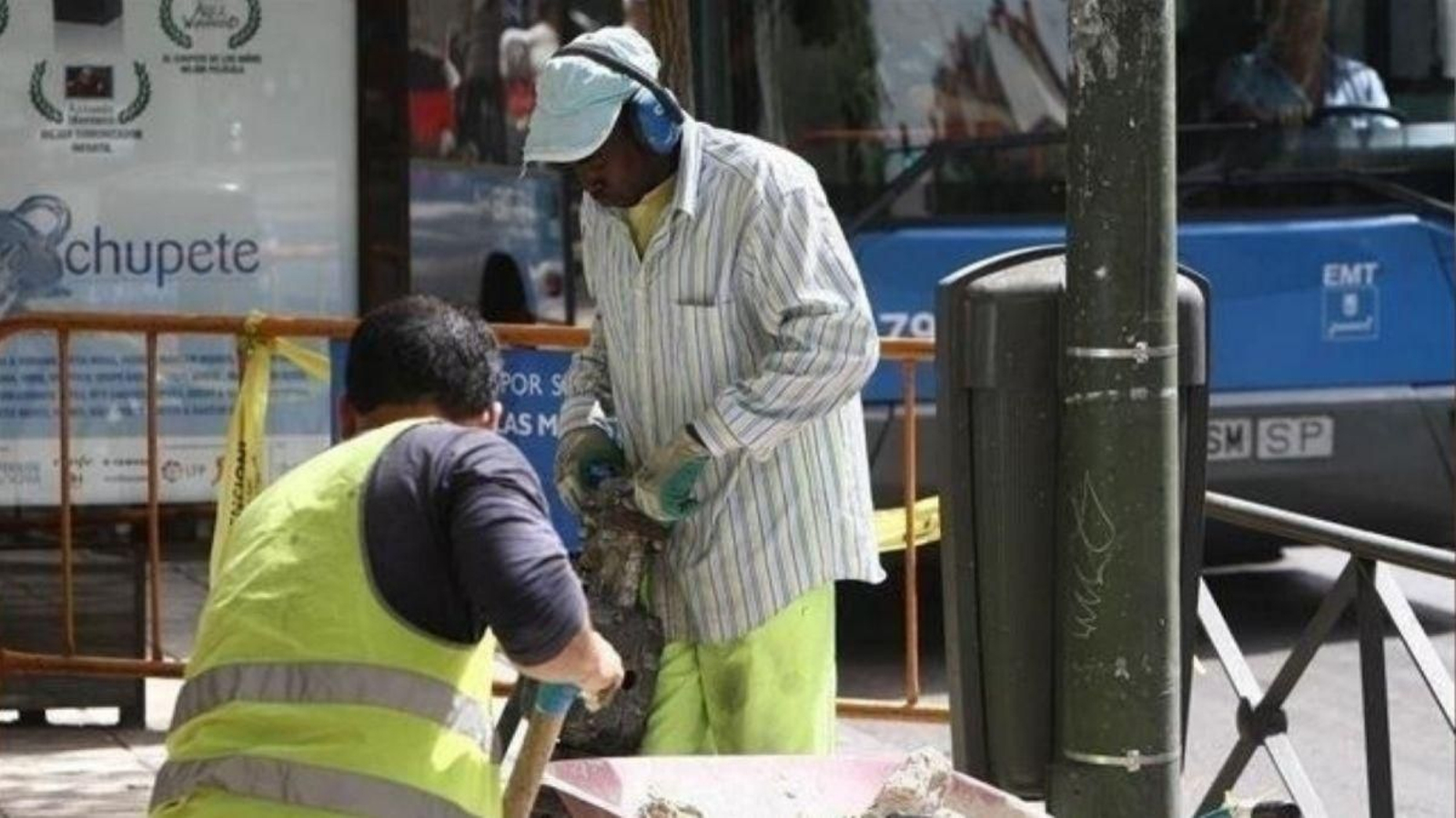 Dos trabajadores extranjeros del sector de la construcción.