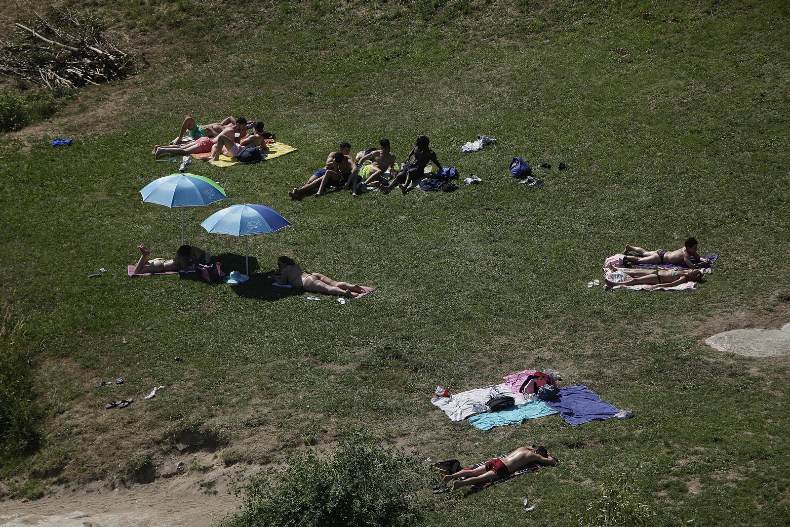 Bajo la sombrilla o a pleno sol para disfrutar del verano. FOTO: Miguel Ángel