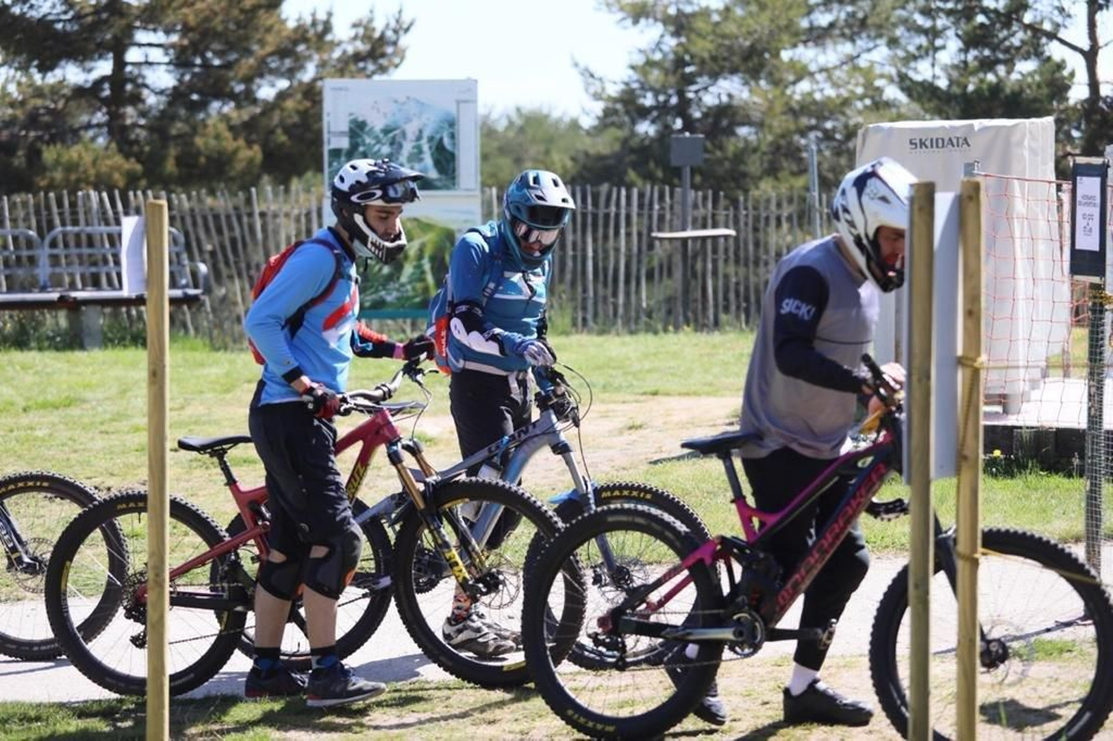 Bikers en Manzaneda. // José Paz