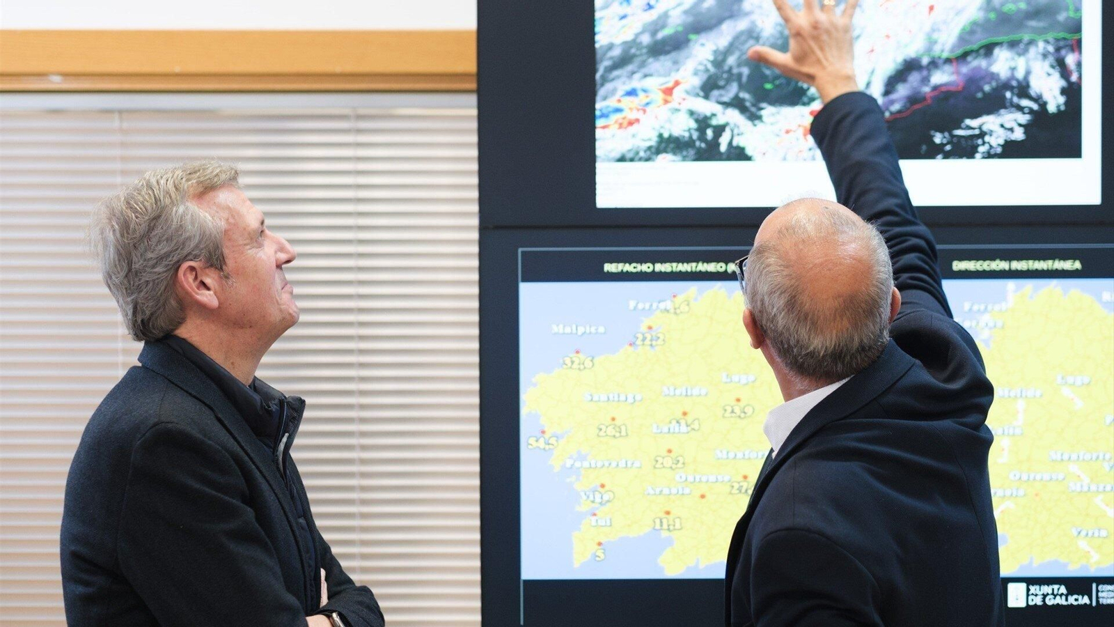 El presidente de la Xunta de Galicia, Alfonso Rueda, en su visita a MeteoGalicia. // EP