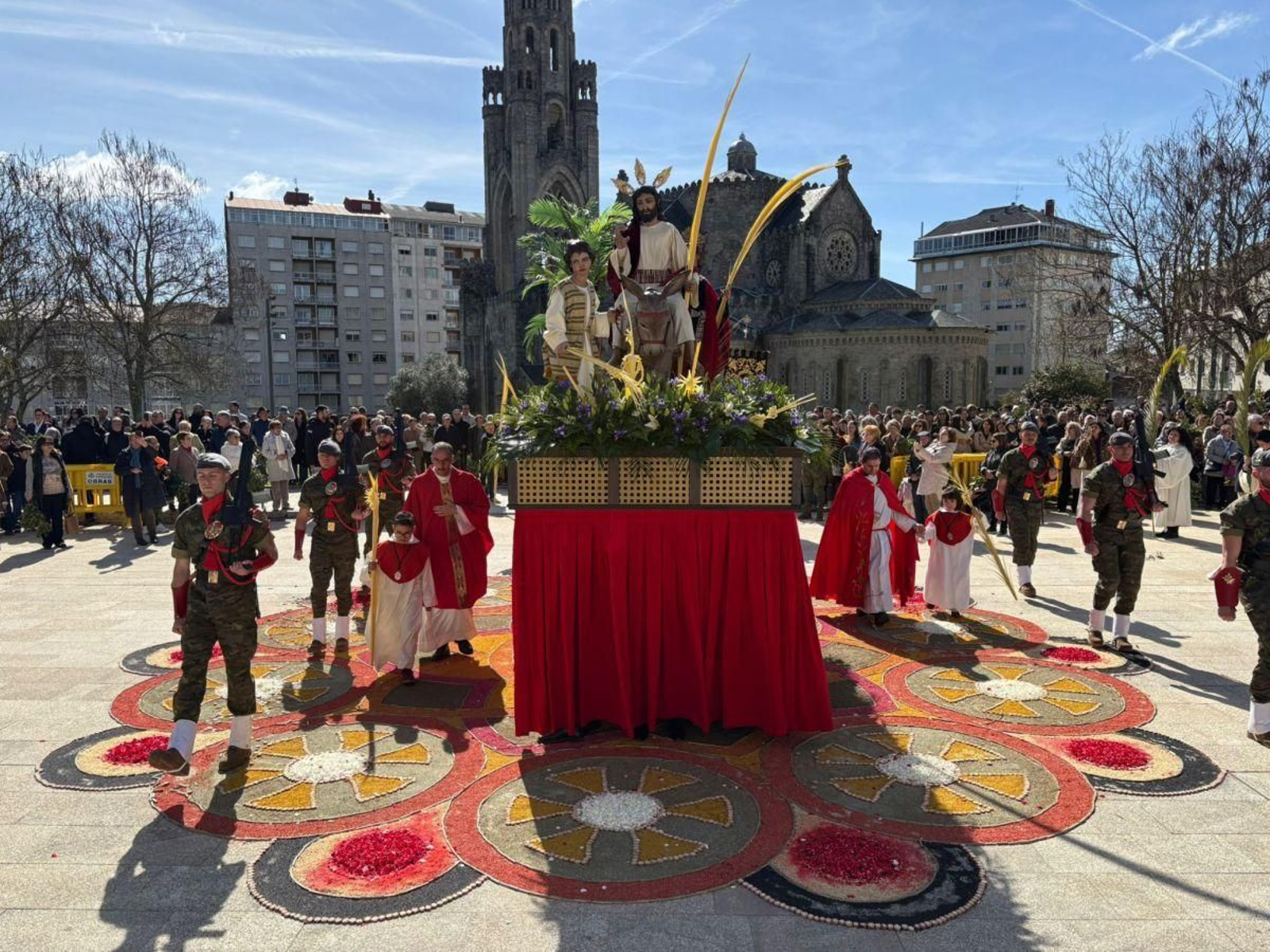 Instante  del paso de Jesús  y la borriquita, el Domingo de Ramos,  pisando la alfombra floral.