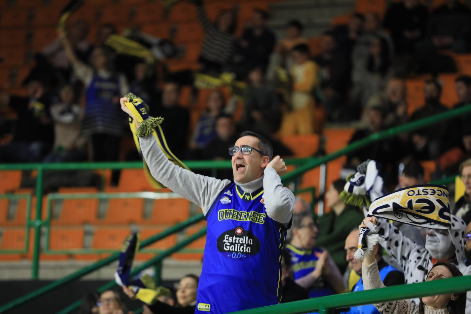 Galería | El Pazo disfruta de un sábado de baloncesto y Entroido