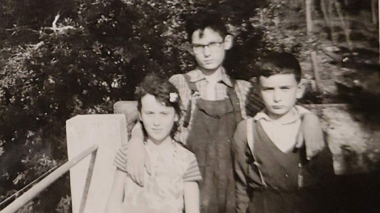 Pite, a la derecha, con sus hermanos, Fernando y Mariflor.