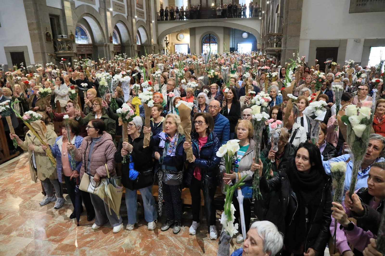 Galería | Las madres ofrecen sus flores un año más a la Virgen de Fátima, en fotos