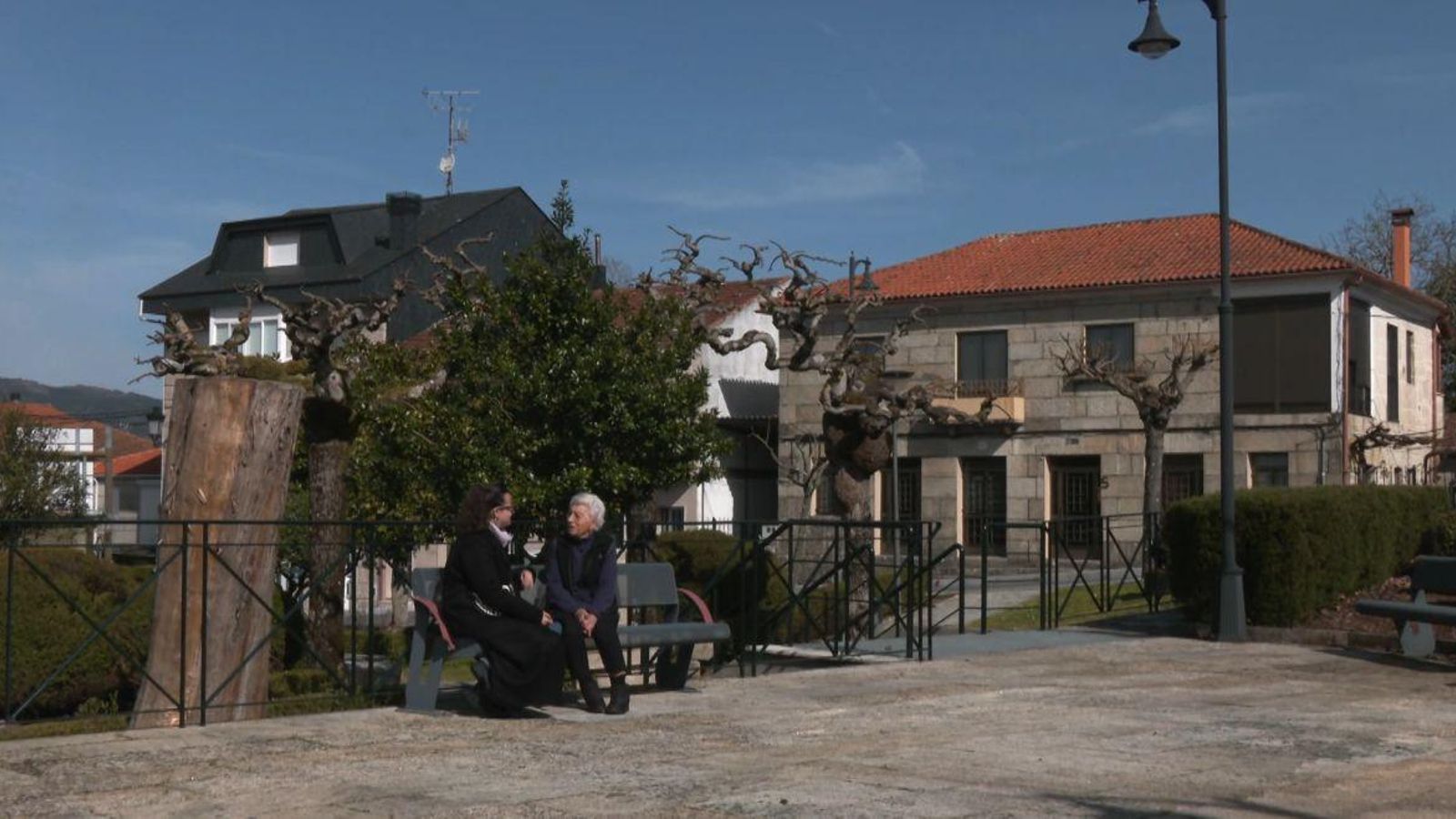 Na praza de Mugueimes, onde reside.