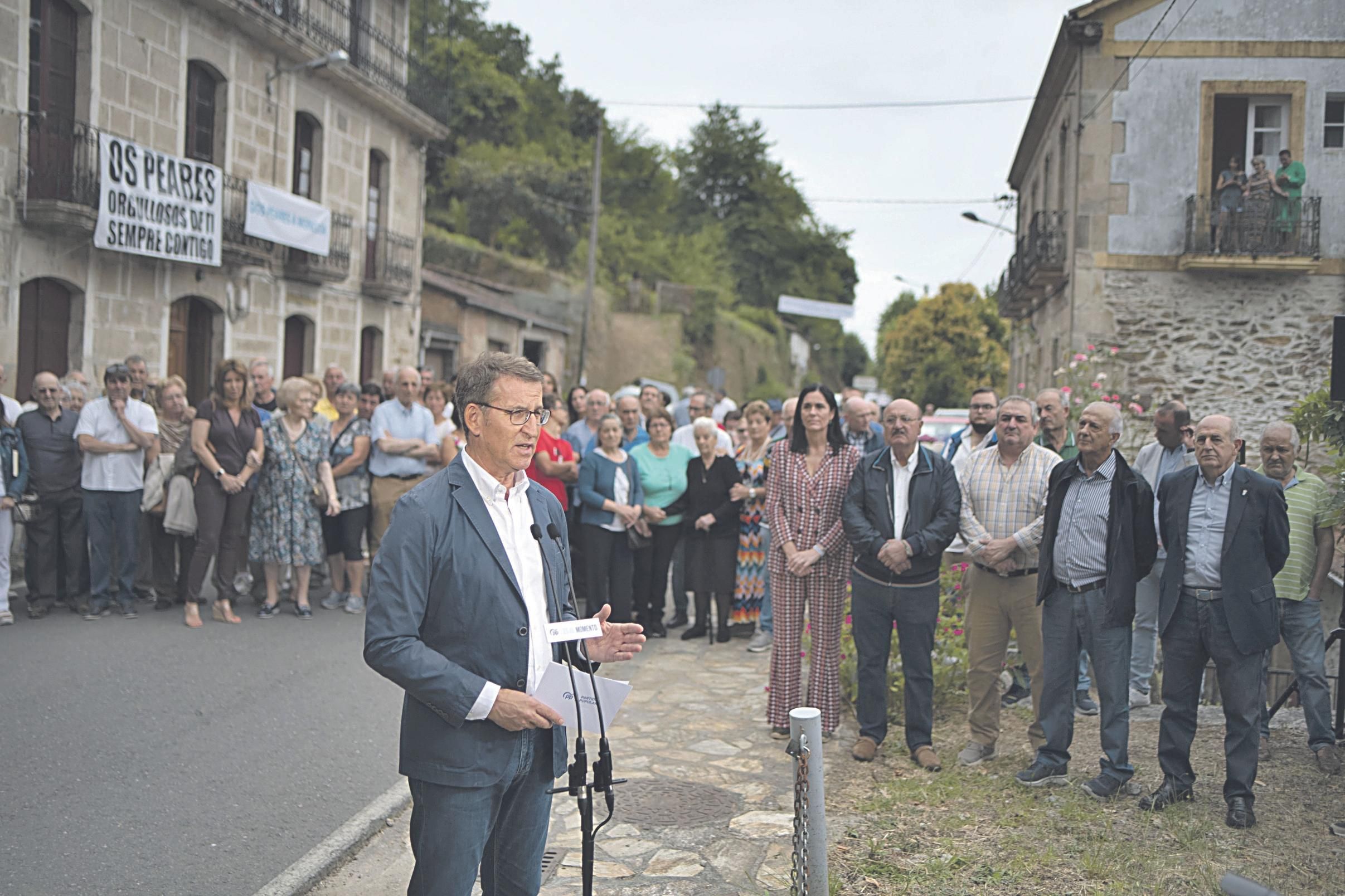 El candidato del PP a la presidencia del Gobierno, Alberto Núñez Feijóo, habla frente a los vecinos de Os Peares.
