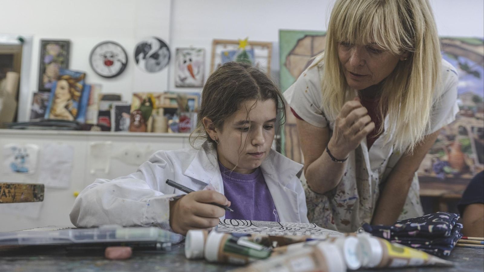 La profesora de pintura Marilar Salgado supervisa el dibujo de una de sus jóvenes estudiantes.