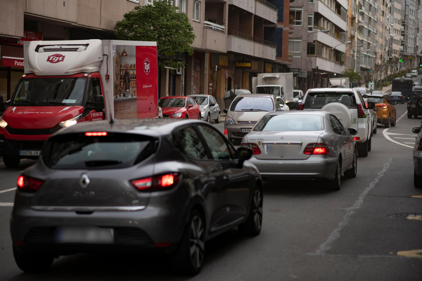 Atascos en la ciudad por las obras en la calle Ramón Puga (Foto: Xesús Fariñas)