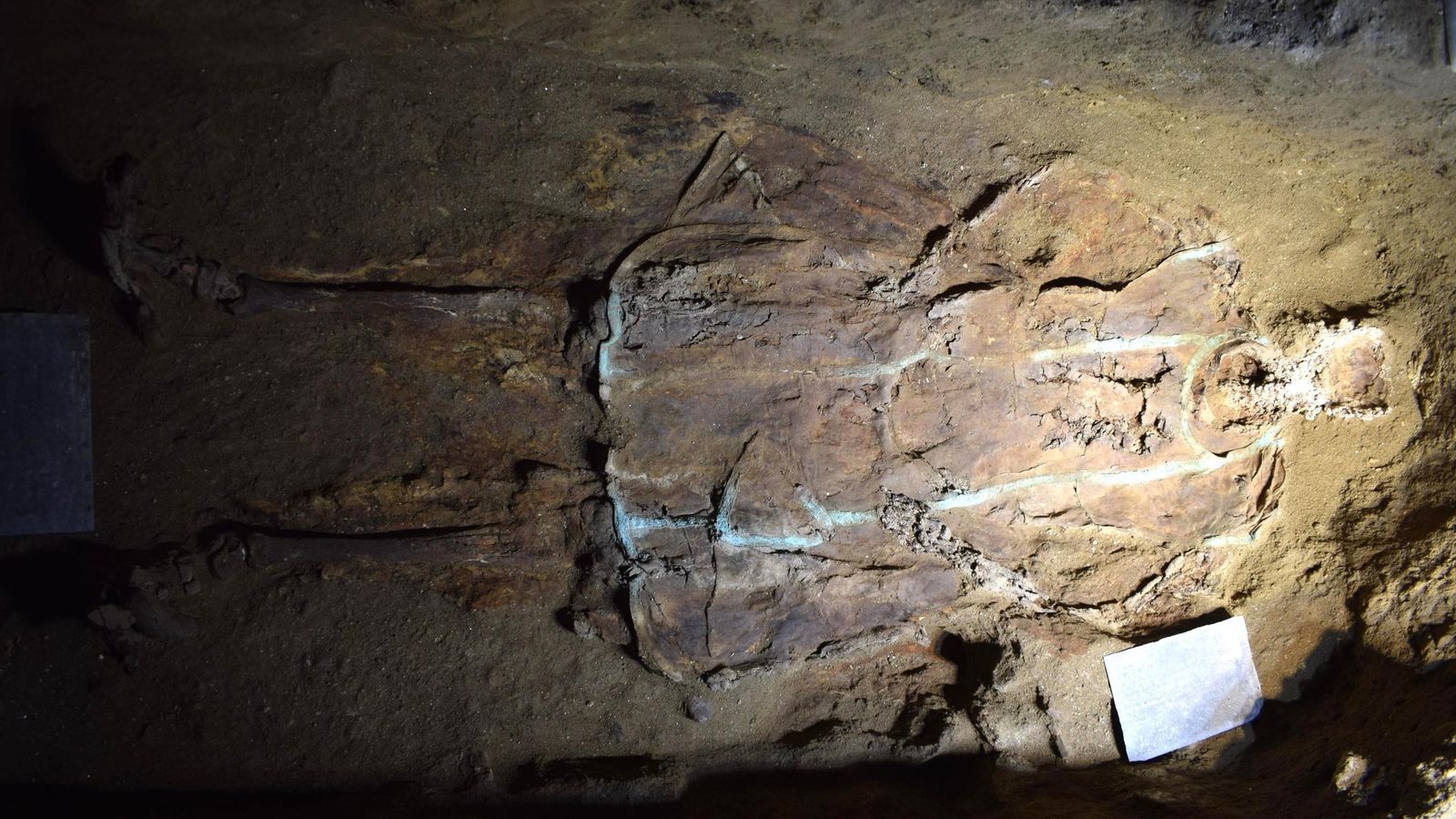 El cuerpo del capellán con la casulla.