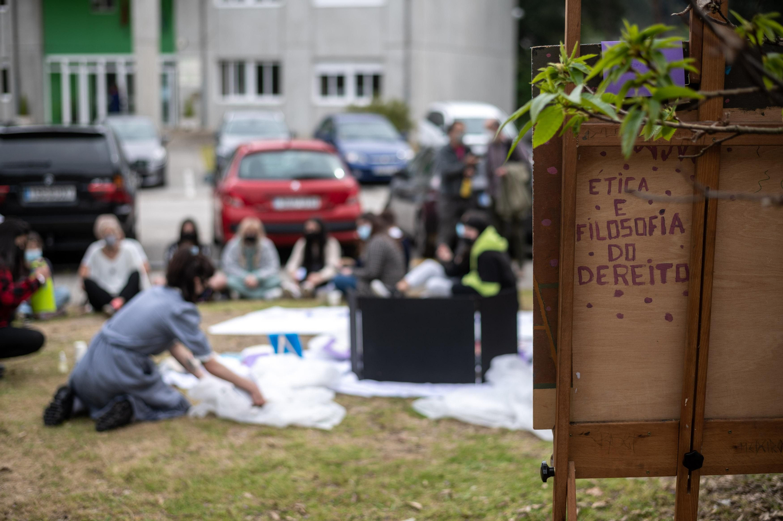 Actividade artística dos alumnos e alumnas de artes no exterior do instituto.