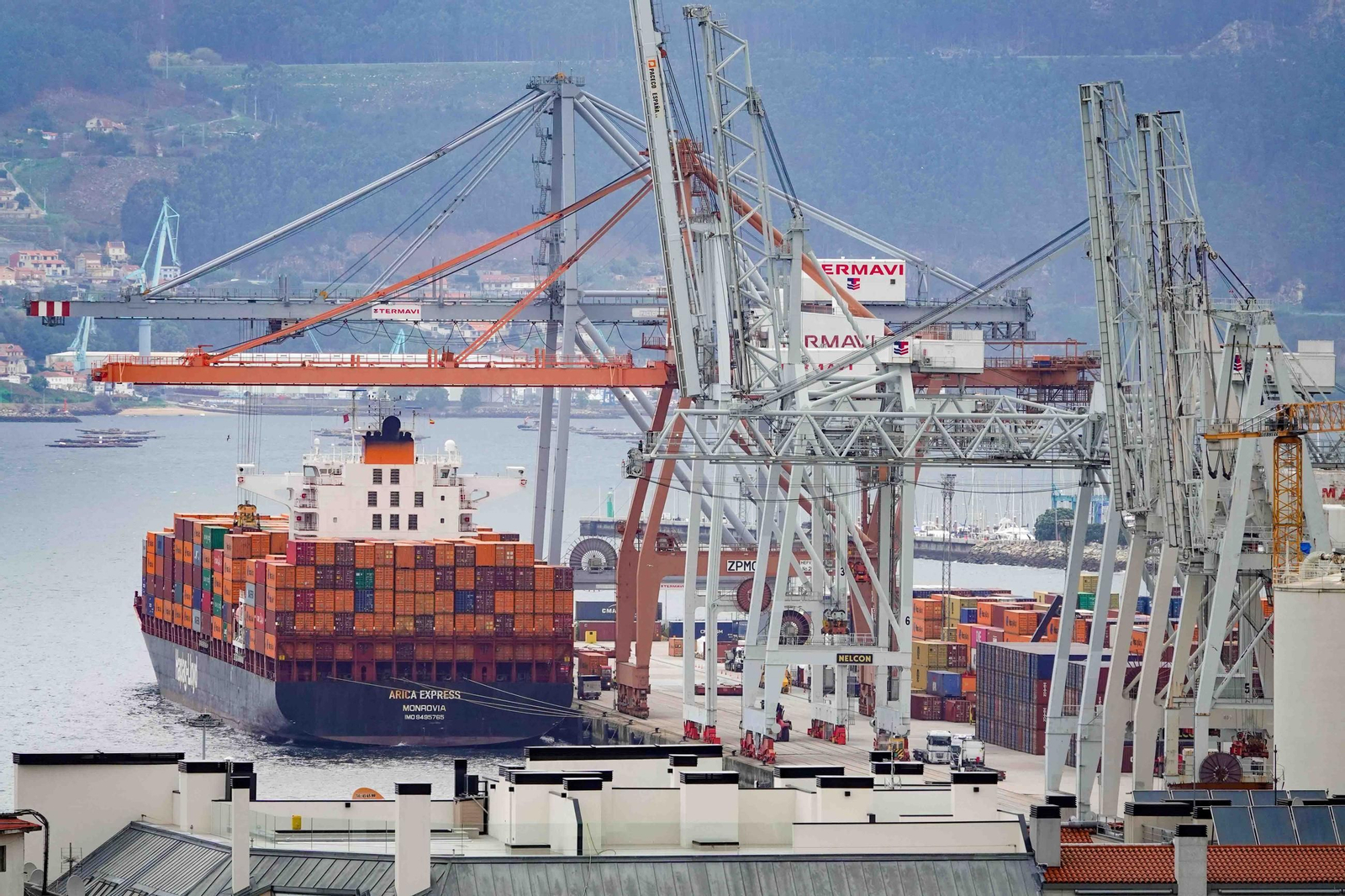 Buque de carga portacontenedores en la terminal portuaria de Guixar, que mueve buena parte de las exportaciones.