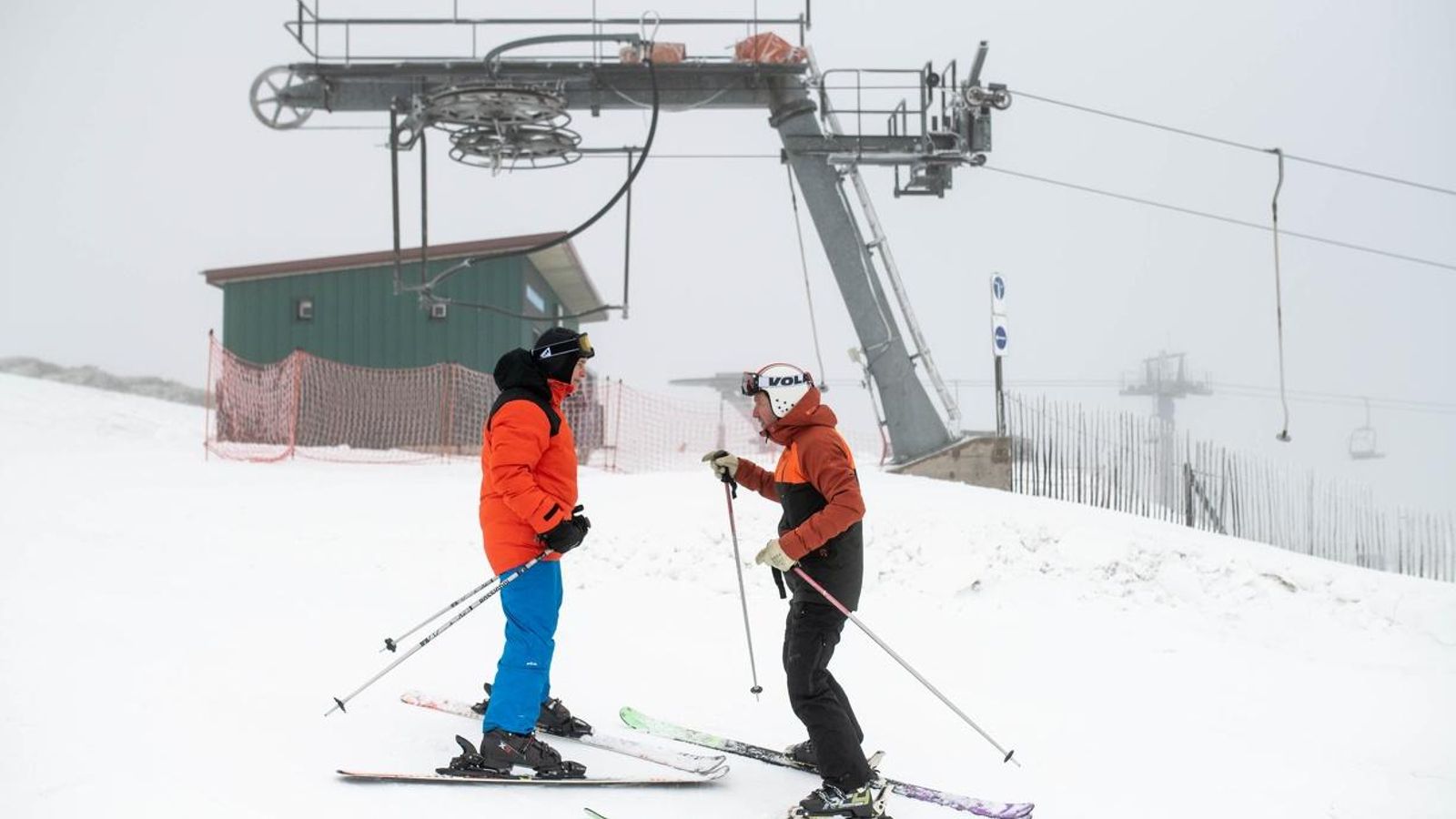 MANZANEDA (ESTACIÓN DE MONTAÑA OCA MANZANEDA). 24/01/2020. OURENSE. La estación de montaña Oca Manzaneda abre dos pistas para la práctica de los deportes de nieve gracias a la ayuda de los cañones de innivación. FOTO: ÓSCAR PINAL