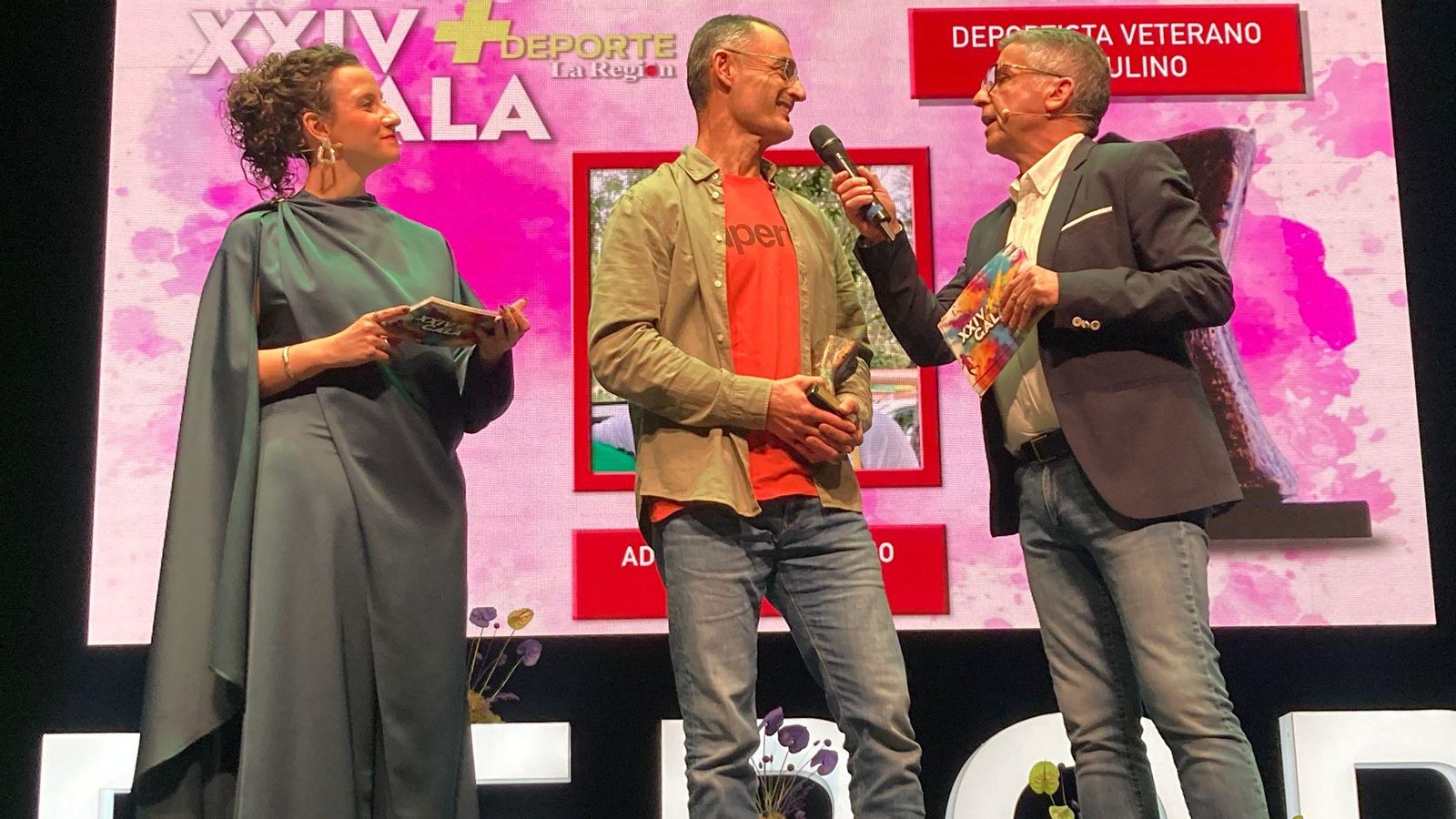 Adolfo Monteagudo, recoge su premio a Mejor atleta veterano masculino.