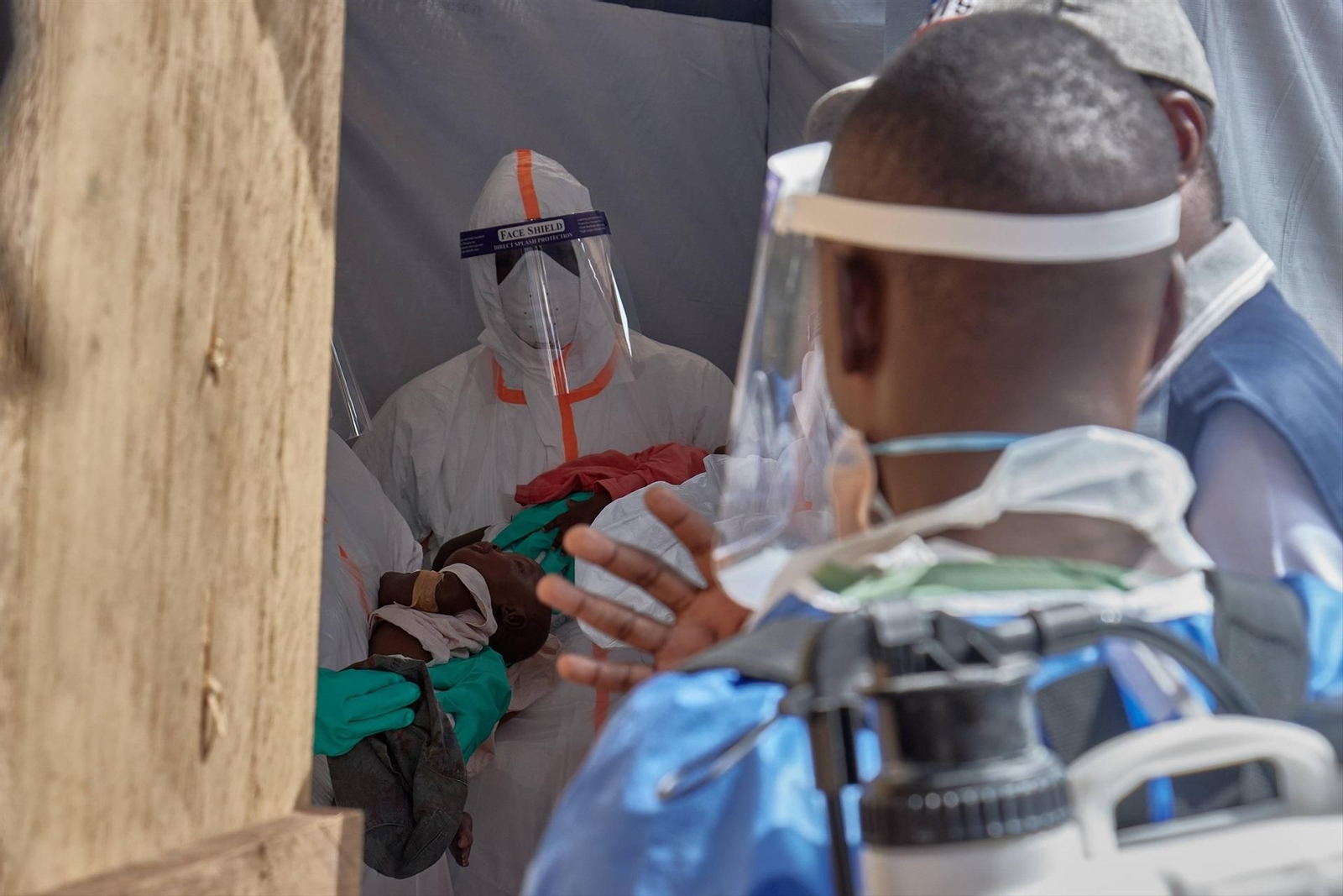 Médicos que atienden el brote de ébola del Congo