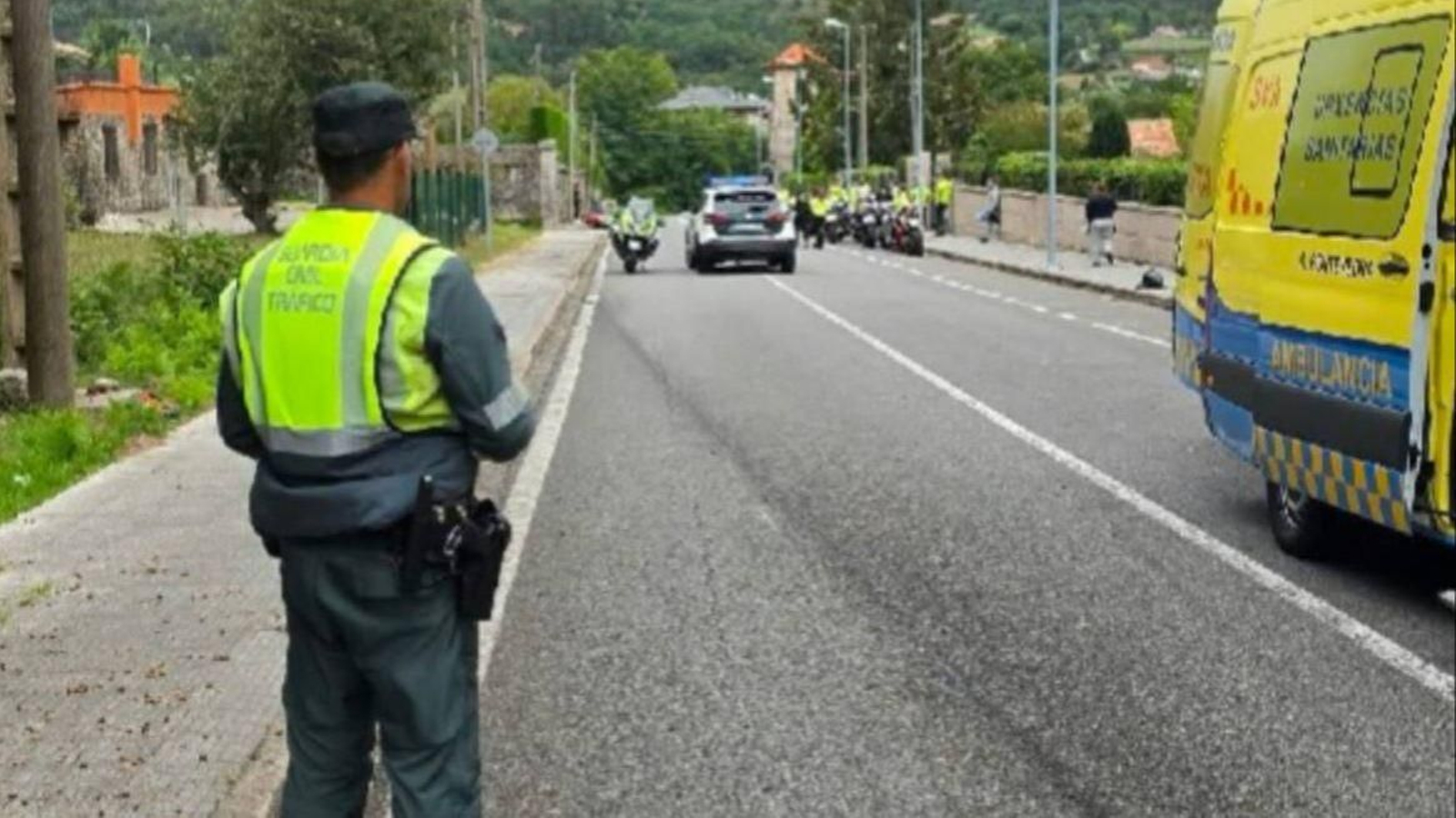Ambulancia y Guardia Civil de Tráfico en el punto del accidente mortal en Cerdedo-Cotobade.
