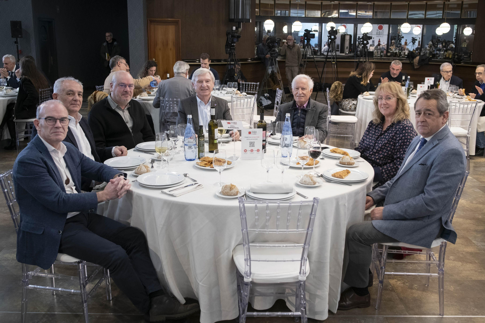 RÍO ARNOIA: José Ángel Vázquez Barquero, profesor de la UVigo; José Ignacio Vidal, presidente de COSAGA; Miguel Sánchez, subdirector de La Región; Alejandro Rubín, presidente de la Asociación Internacional de Cooperación Turística; Antonio Rodríguez, ex secretario general del PSdeG-PSOE; Montserrat Cruz, decana de la Facultad de Ciencias Empresariales y Turismo de la UVigo, y Santiago Gómez Randulfe, asesor de La Región. (XESÚS FARIÑAS)