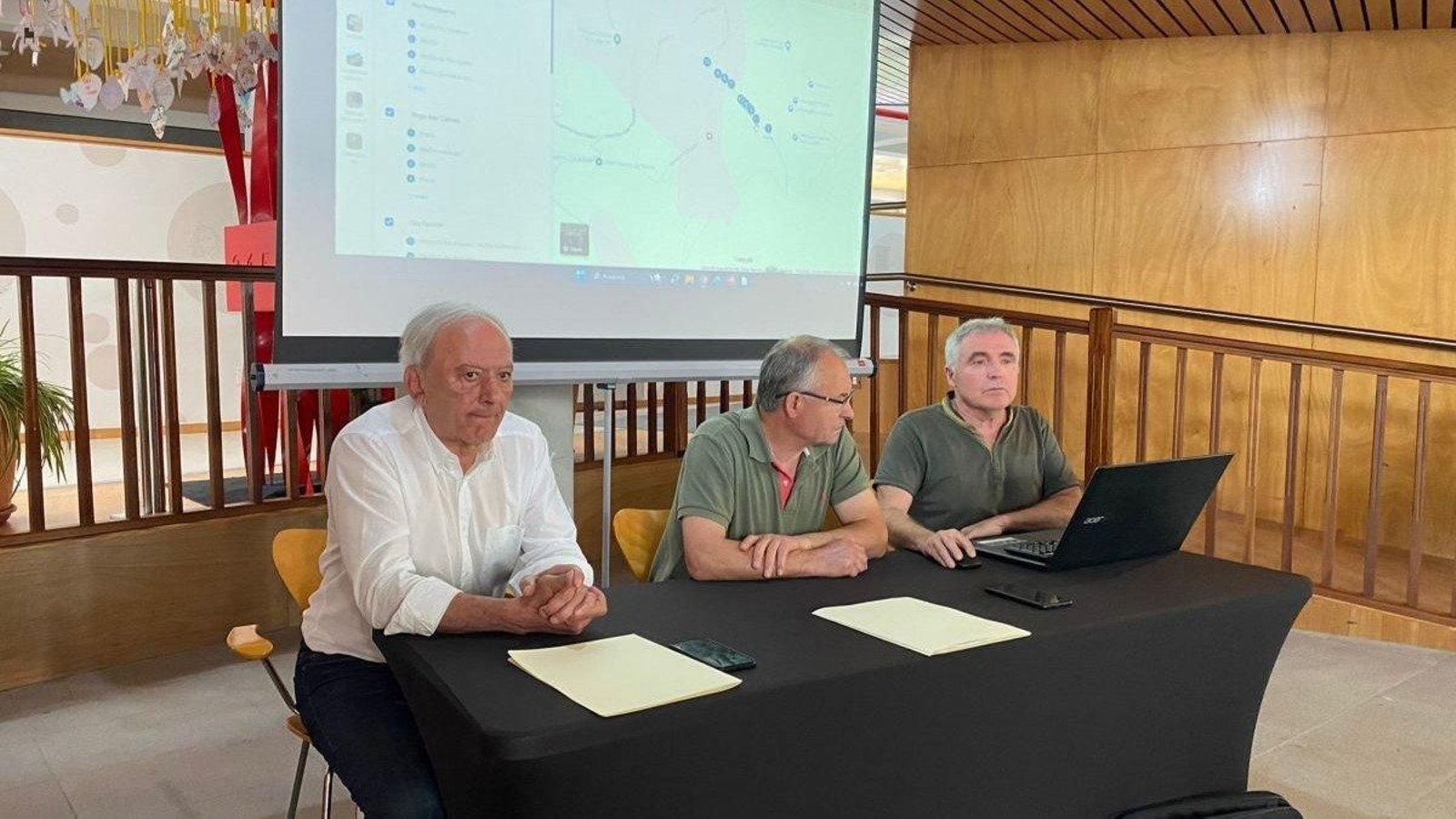 Imagen de los miembros de Alén Nós durante la presentación de los elementos excluidos del PXOM.