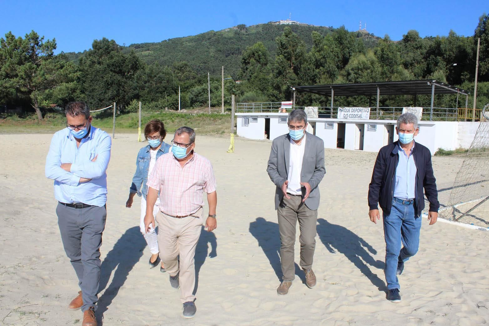 El alcalde de A Guarda, Antonio Lomba, ayer con Santos Héctor visitando el área deportiva.