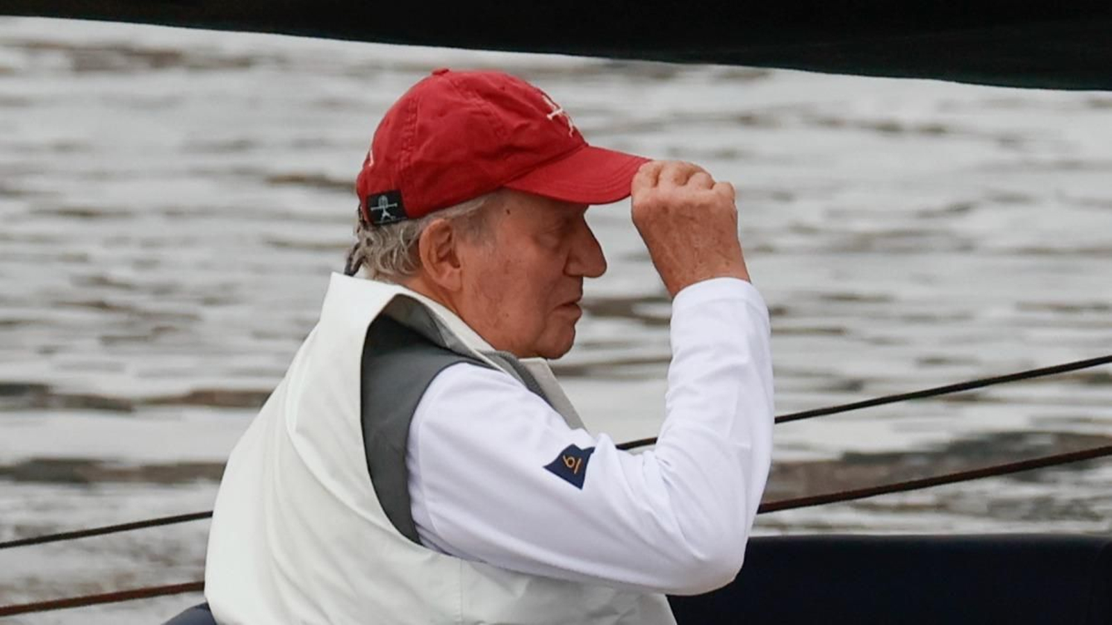 El Rey emérito Juan Carlos I a bordo del "Bribón", donde ha navegado este sábado a la espera de que las condiciones meteorologícas permitan competir en el trofeo InterRías de la clase 6m, este sábado en el Real Club Náutico de Sanxenxo (RCNS). EFE/Lavandeira Jr.