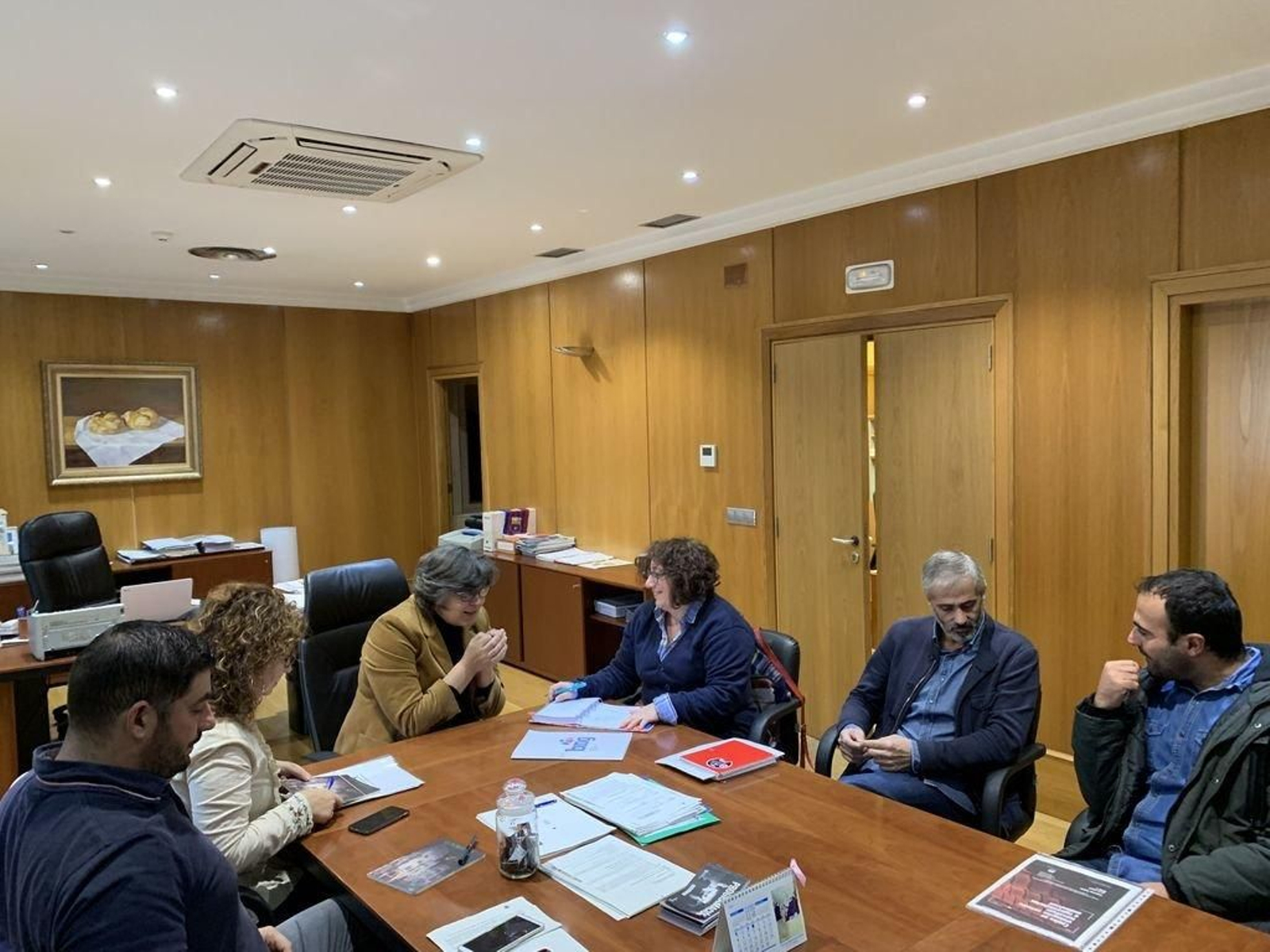 La alcaldesa de Porriño, Eva García con el grupo de gobierno bipartito tras  pactar con BNG.