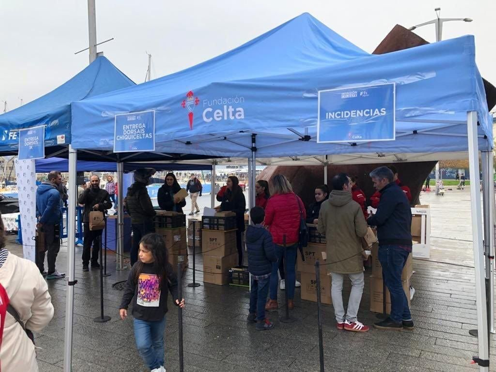 La zona del Náutico acogió ayer las carpas de la Fundación para la recogida de los dorsales.