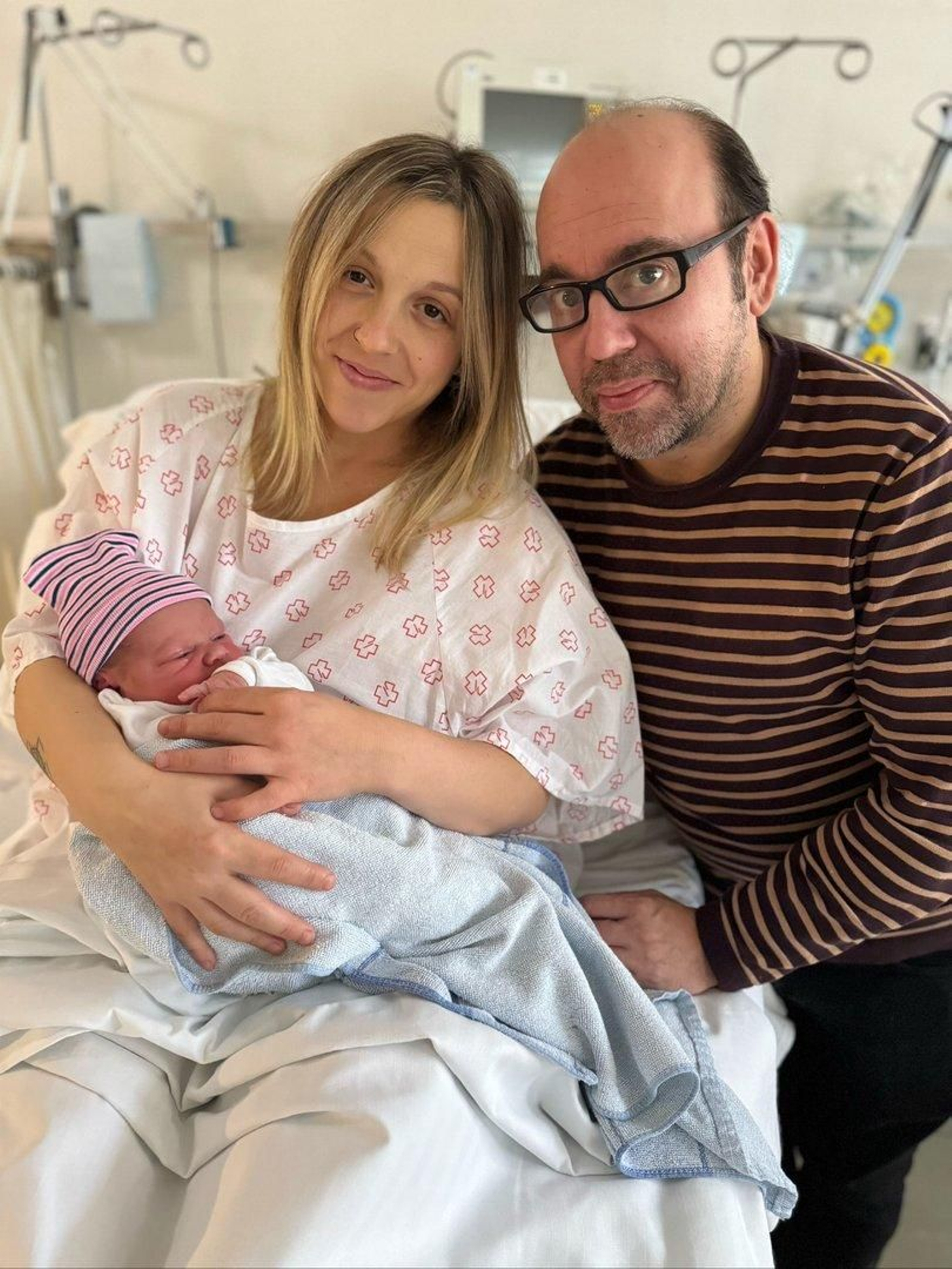 El bebé Tiago con sus padres