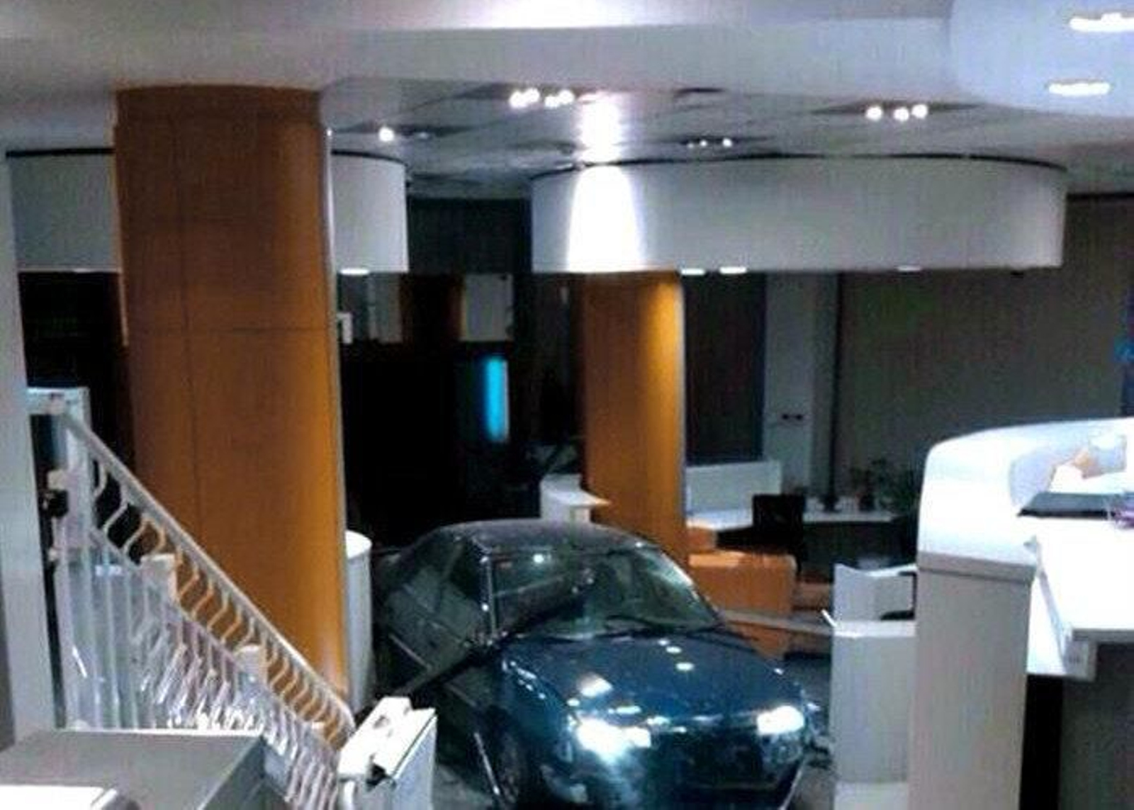 Imagen del coche, tras impactar contra la sede del PP. (EFE)