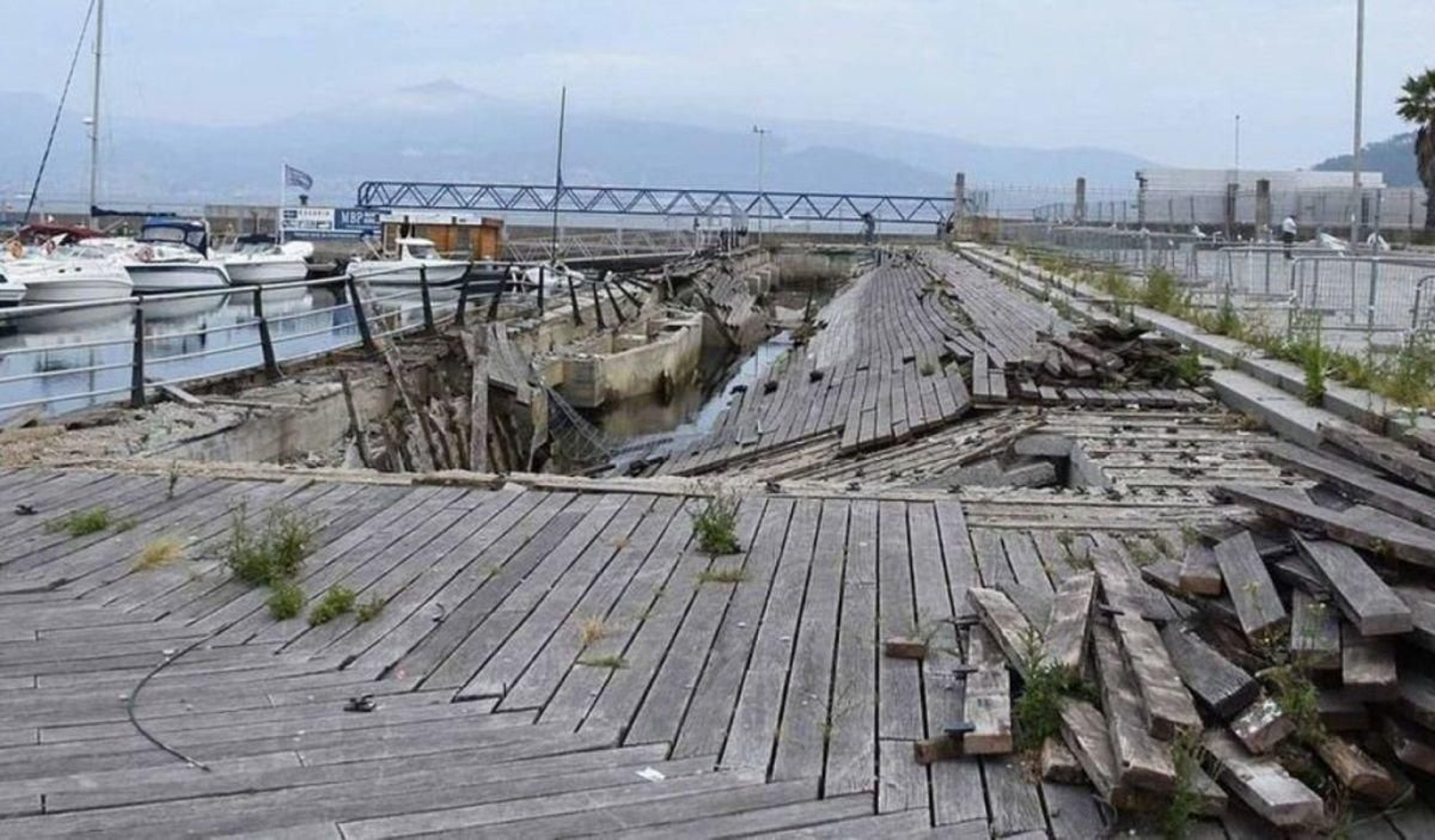Estado en el que quedó el muelle de As Avenidas tras el accidente de O Marisquiño en 2018.