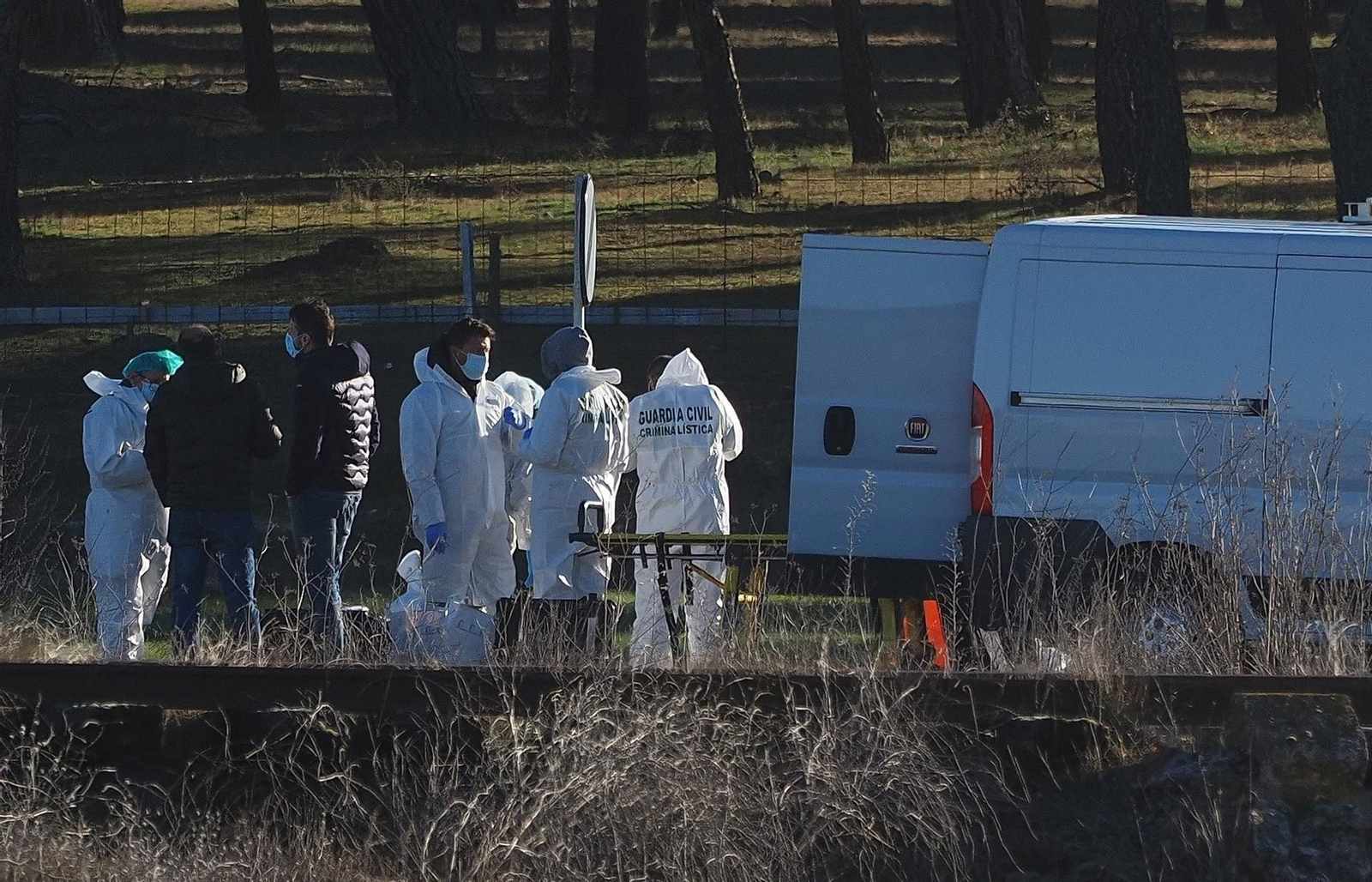 Policía científica en el lugar donde fue hallada. EFE