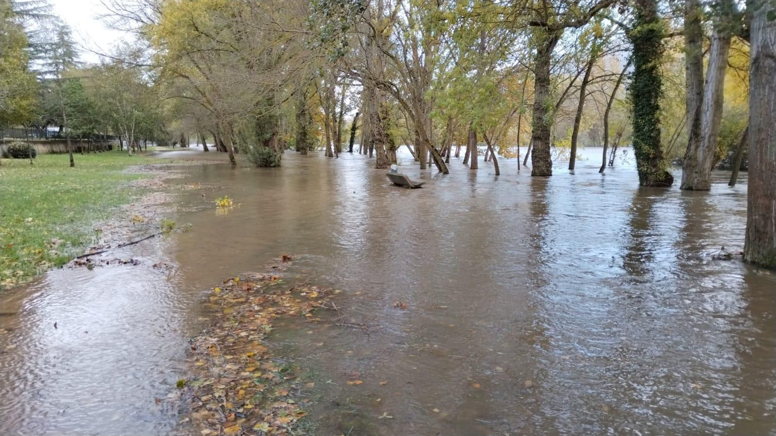 El río Sil desbordado