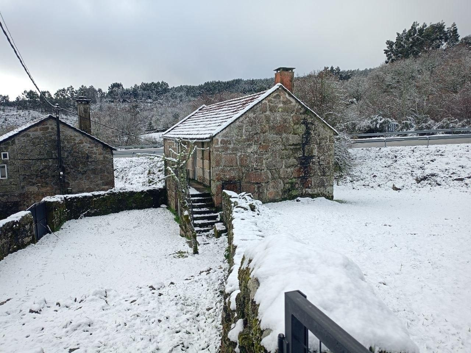 Galería | La nieve da la bienvenida al invierno en A Cañiza