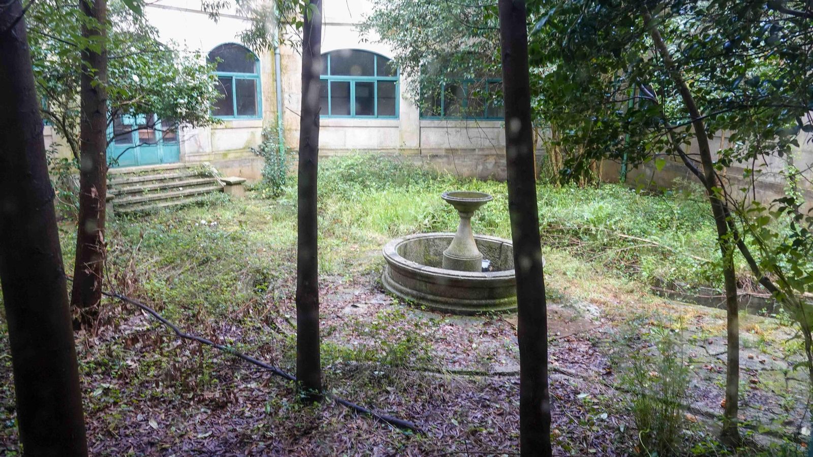 Un pequeño jardín interior se esconde entre las paredes del Faraday.