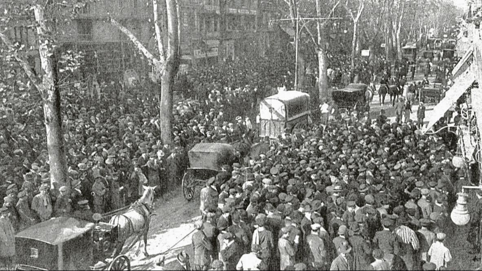 Las Ramblas de Barcelona, durante el sorteo de Navidad. Mundo gráfico, dicembre de 1914